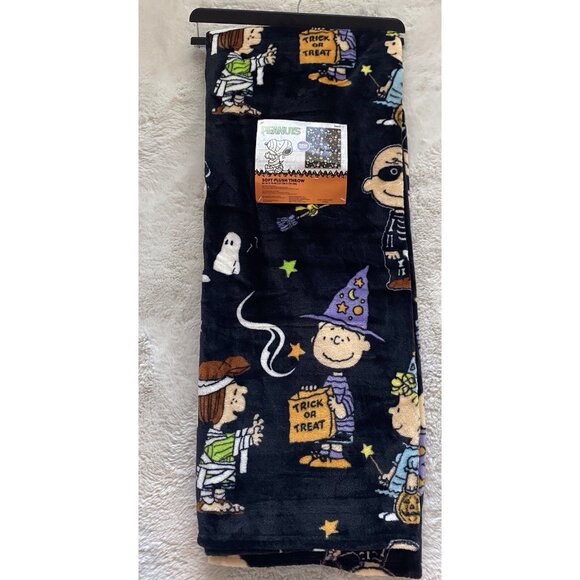 Peanuts Snoopy Charlie Brown Halloween Costumes 50 x 70" Throw Blanket NEW - Picture 1 of 16